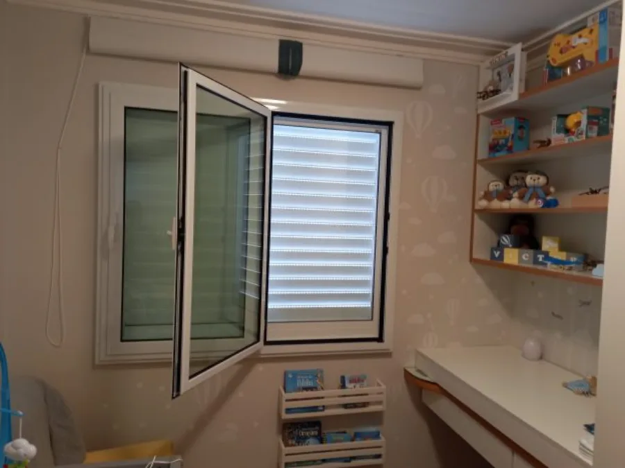 Janela acústica de abrir instalada em quarto — VEDABLIND