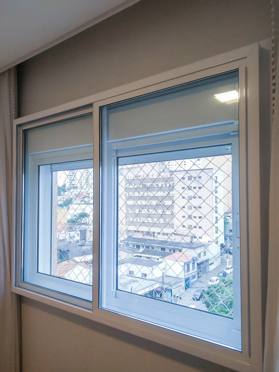 Janela acústica residencial com vista da cidade — VEDABLIND