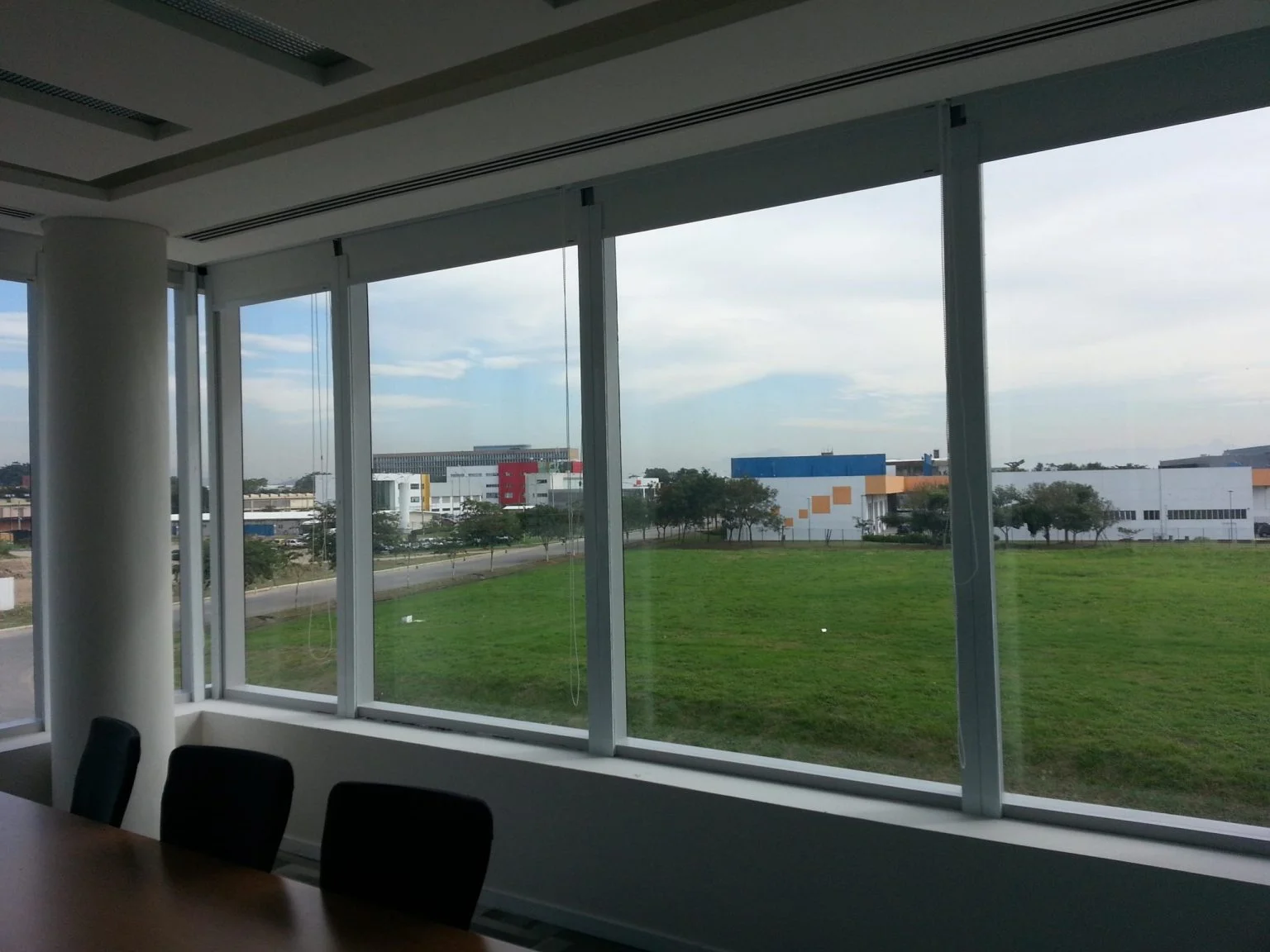 Janelas blindadas instaladas em ambiente corporativo
