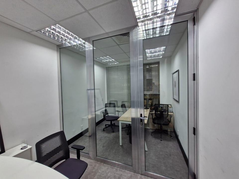 Portas acústicas instaladas em escritório comercial