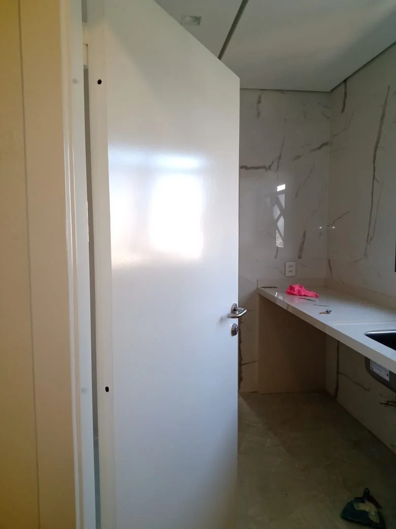 Porta blindada com acabamento premium