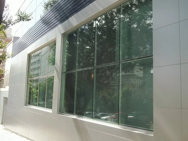 Fachada com vidros blindados em edifício comercial